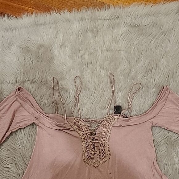 NWT Bke boutique womens dusty pink off the shoulder flowy shirt‎ - Picture 2 of 8
